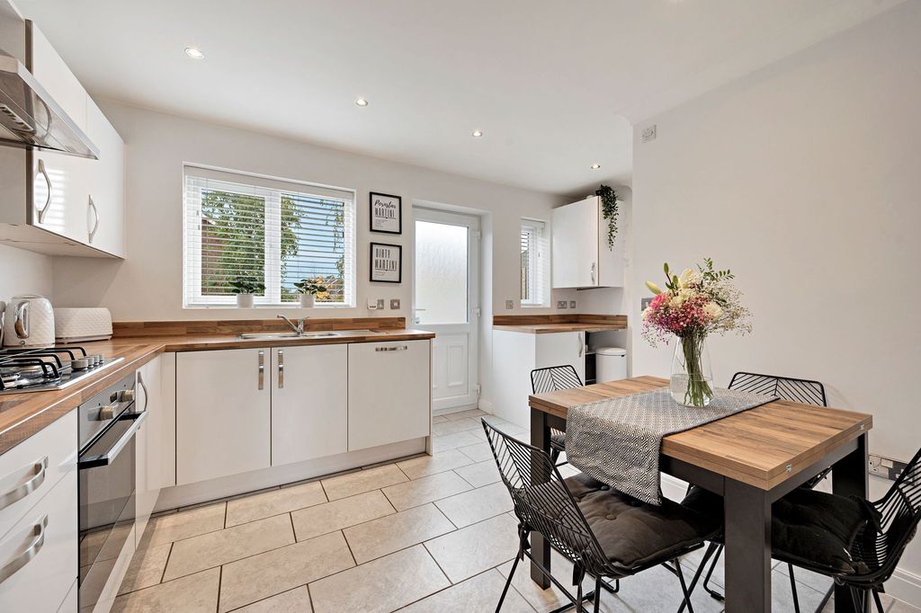 Property photo 2 of 32