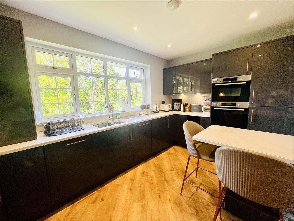 Property photo 3 of 30 Dining Kitchen