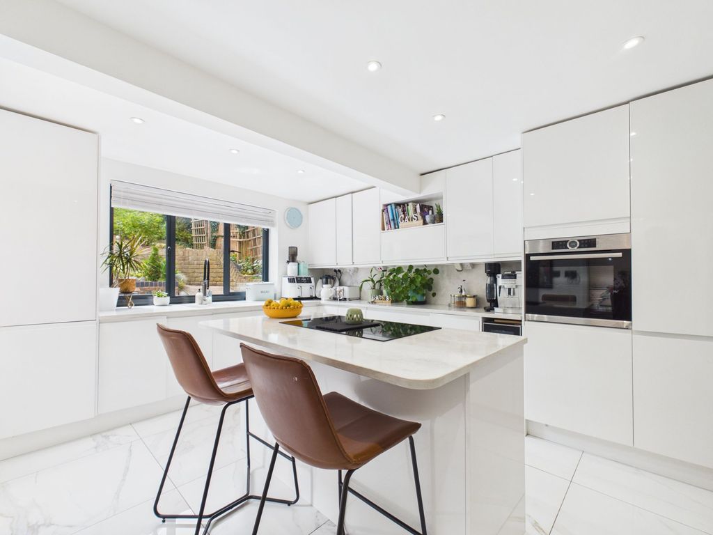 Property photo 3 of 28 Breakfast Kitchen