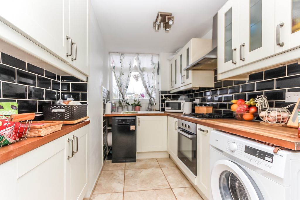 Property photo 3 of 10 Kitchen