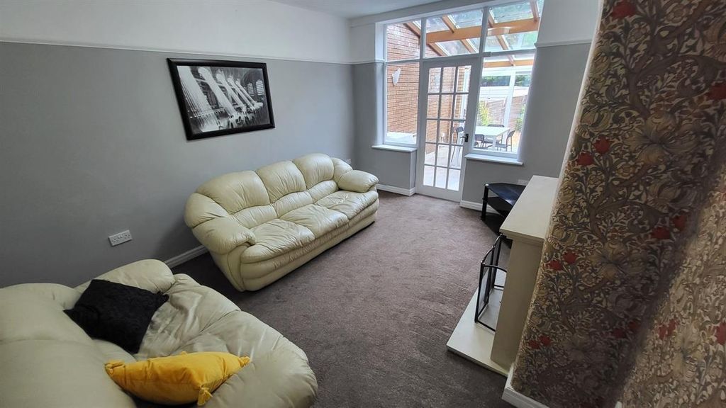 Property photo 3 of 15 Bright, Modern Living Room With Comfortable Cream ...