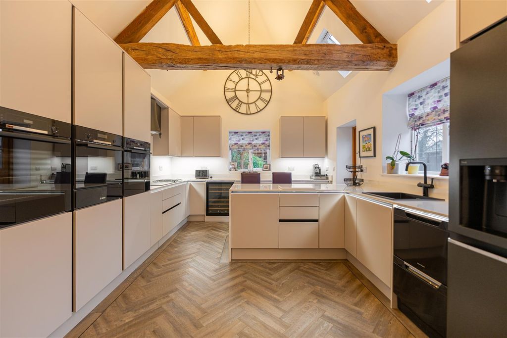 Property photo 2 of 55 Jasmine Cottage - Creative House Studio 01671.Jpg