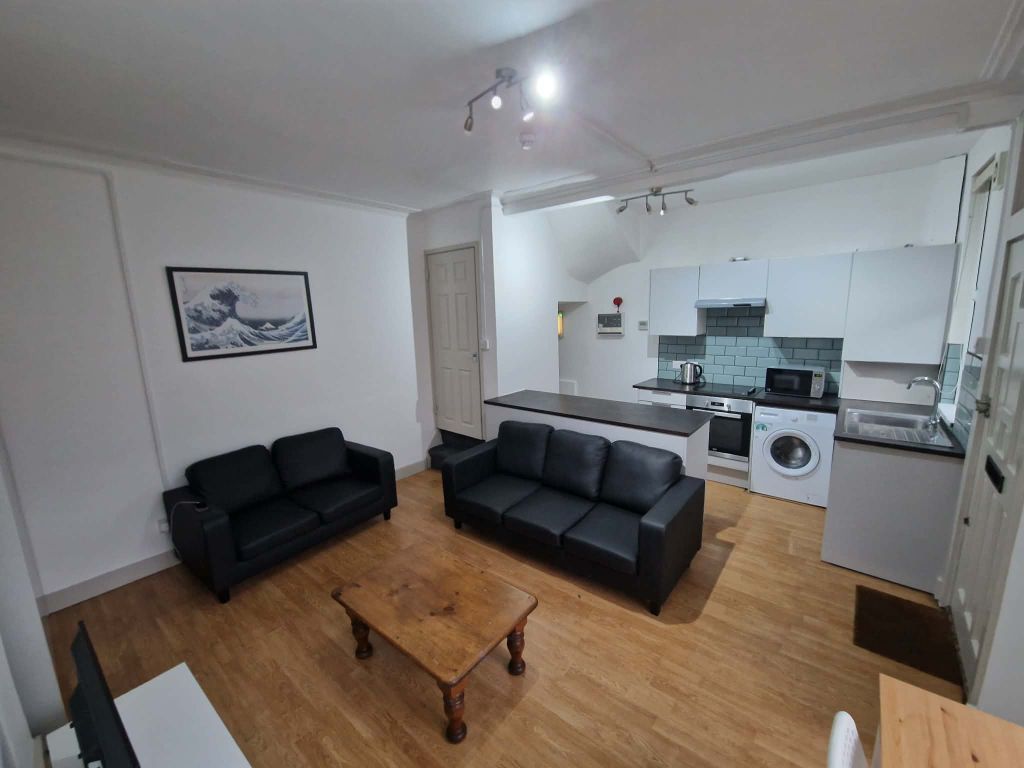 Property photo 1 of 13 Lounge/Kitchen