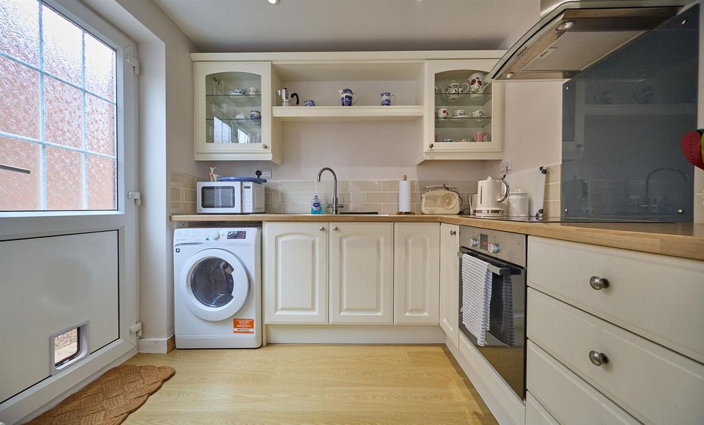 Property photo 3 of 10 Refitted Kitchen