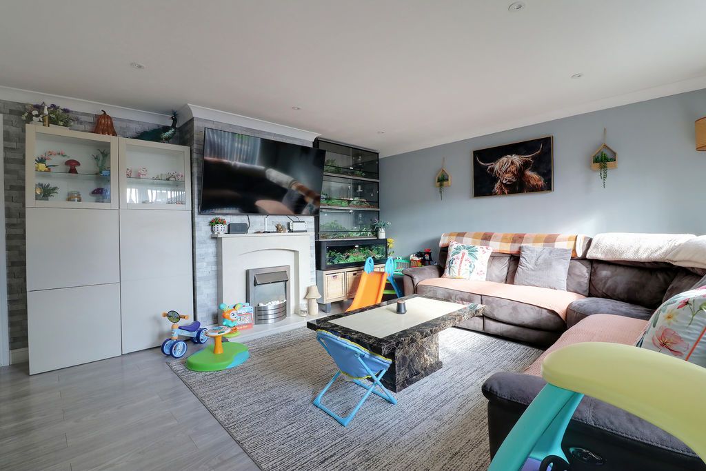 Property photo 3 of 17 Lounge/Diner