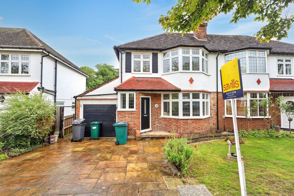 Property photo 1 of 16 8 Dinsdale Gardens, New Barnet, Barnet, London En5 1He