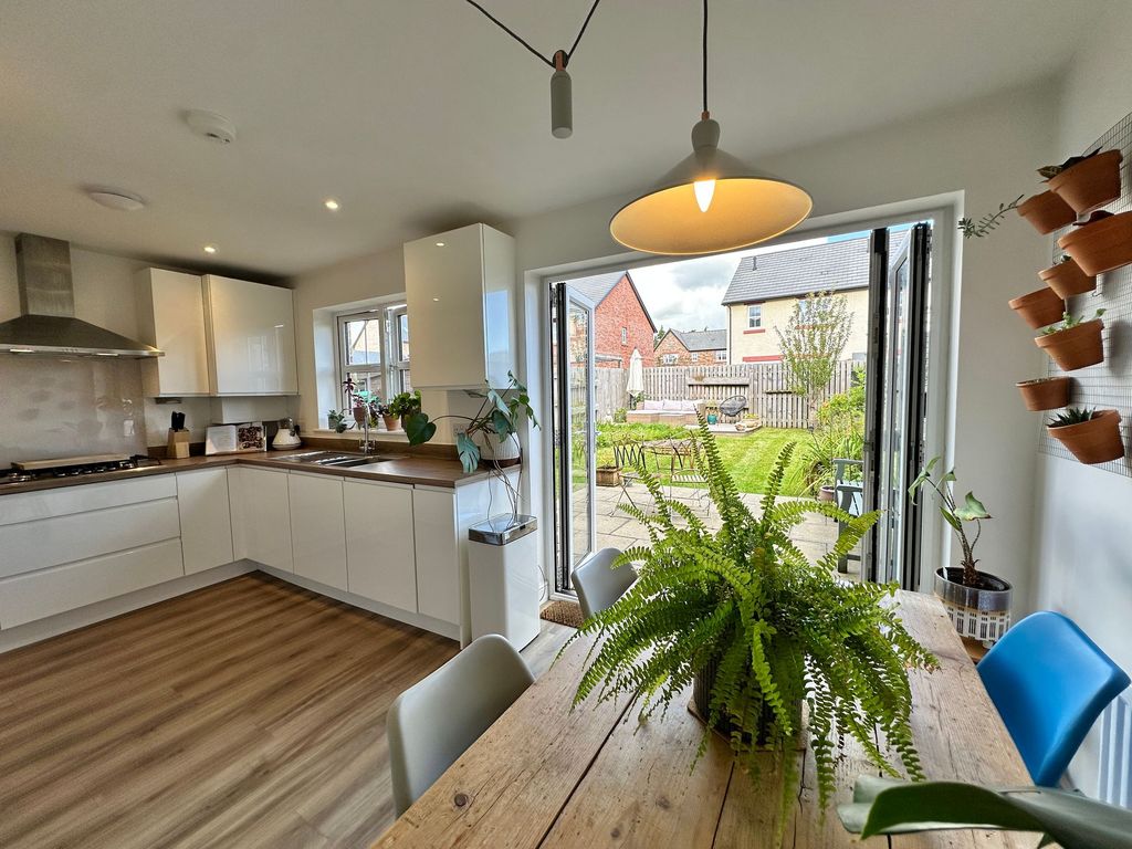 Property photo 2 of 20 Dining Kitchen