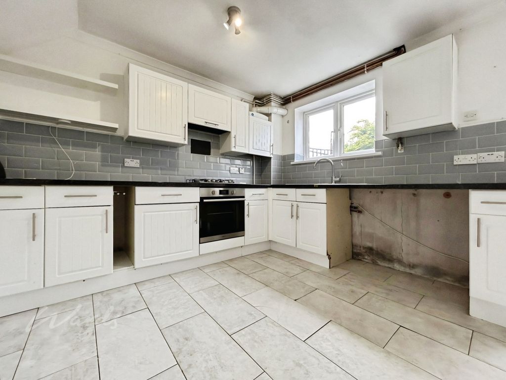 Property photo 3 of 14 Kitchen (3)