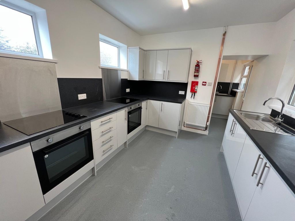 Property photo 3 of 17 Kitchen