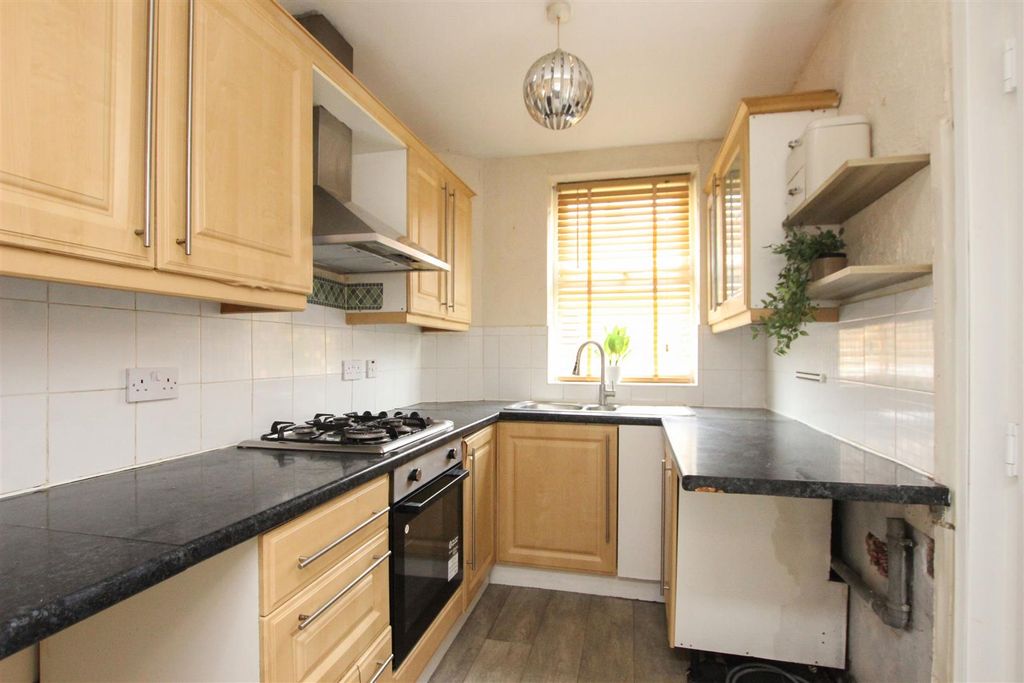 Property photo 3 of 10 Kitchen