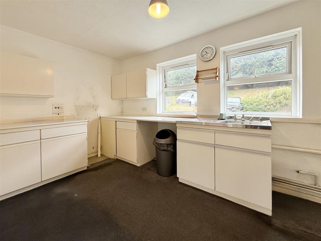Property photo 3 of 18 Kitchen.Jpg