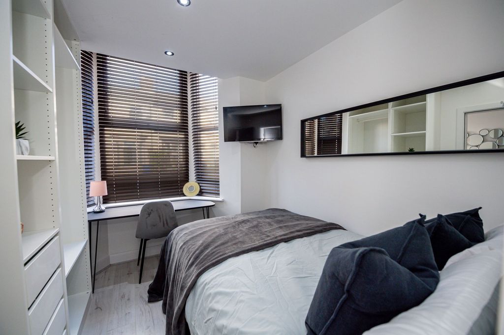 Property photo 2 of 6 A Modern, Well-Lit Double Bedroom Featuring A Comf...