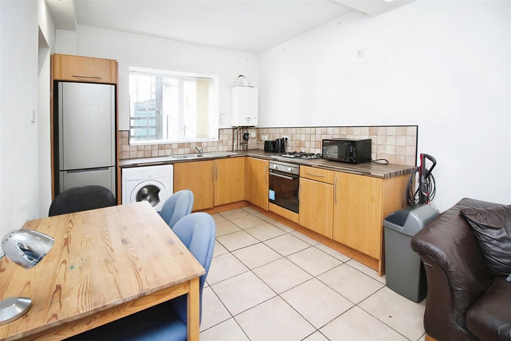 Property photo 2 of 11 E3Ca3A26-Cavendish 201.Jpg