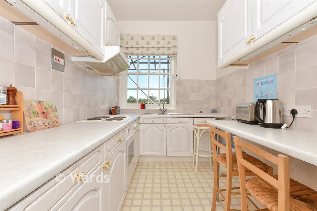 Property photo 3 of 18 Kitchen