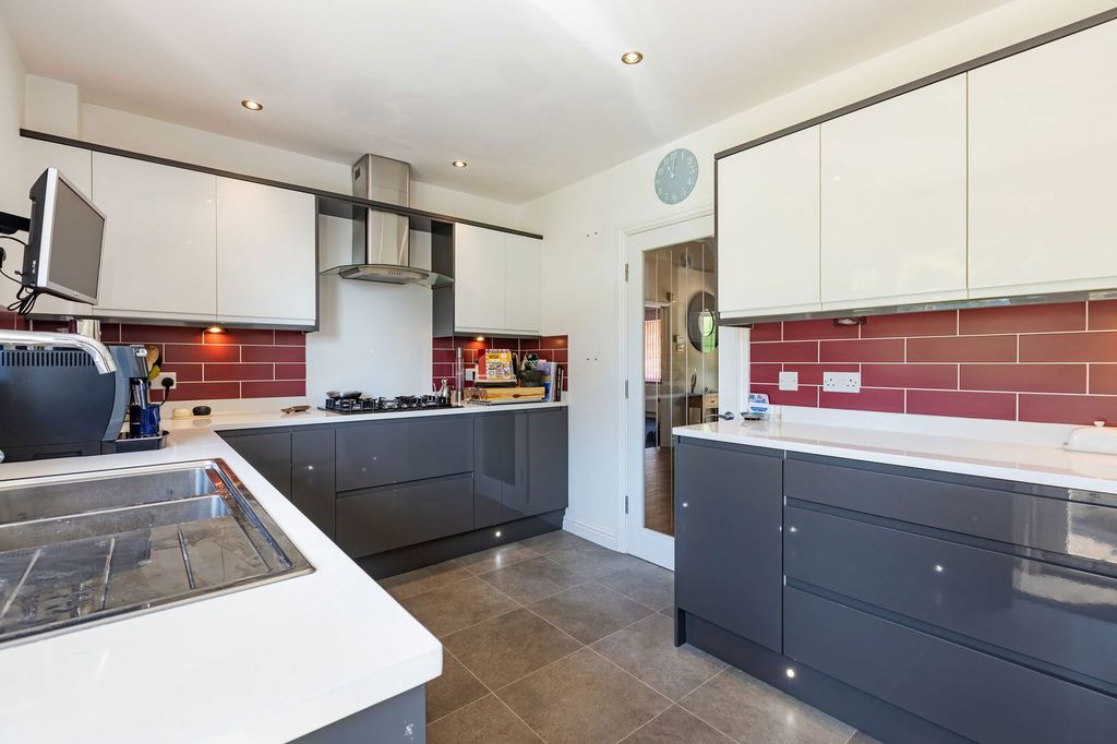 Property photo 3 of 34