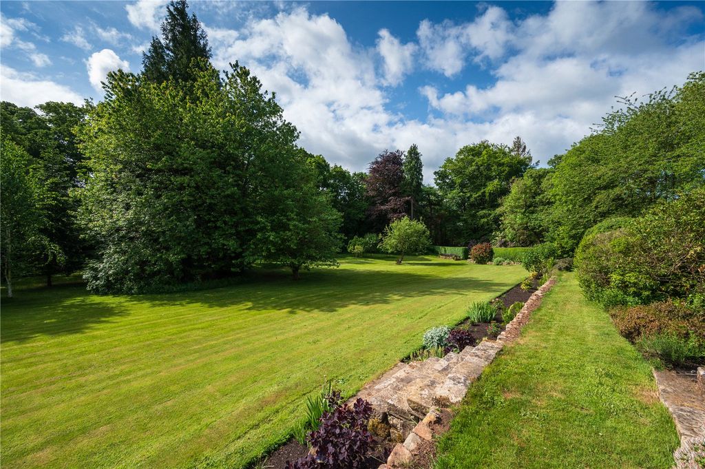 Property photo 2 of 28 Lawns