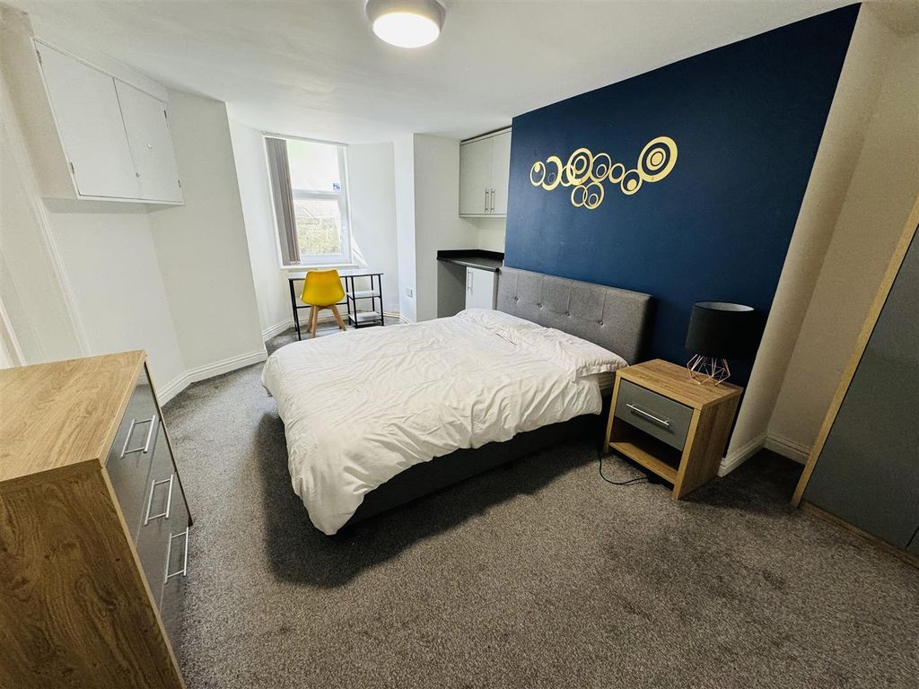 Property photo 2 of 6 61Kirkgate.Jpg