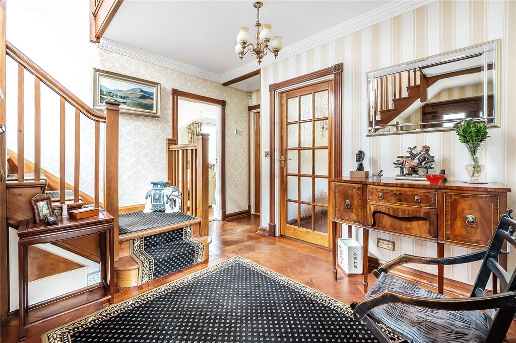 Property photo 2 of 18 Entrance Hall