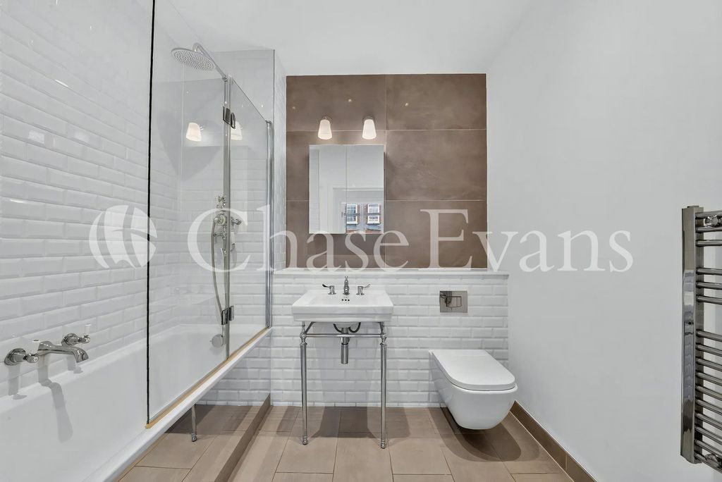 Property photo 2 of 9 Bathroom