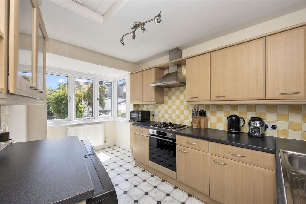Property photo 3 of 16 Trafalgar Road 97A-008.Jpg