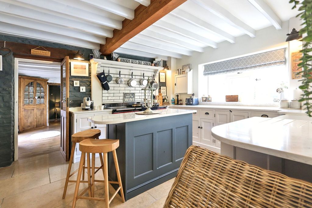 Property photo 2 of 32