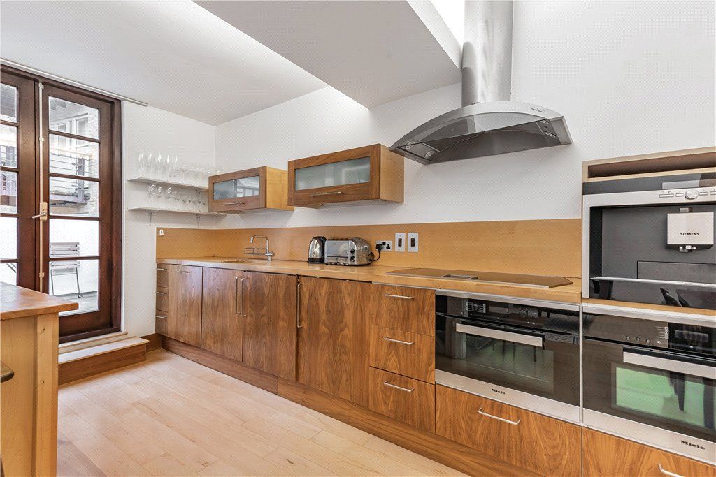 Property photo 3 of 18 Kitchen