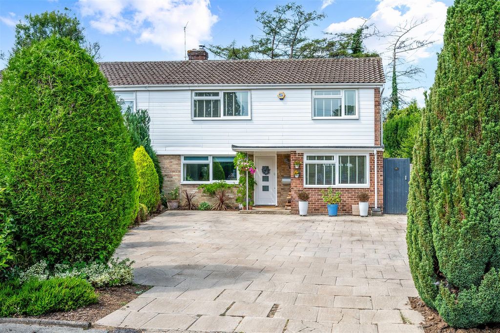 Property photo 1 of 26 Avenue Close, 10- (28).Jpg