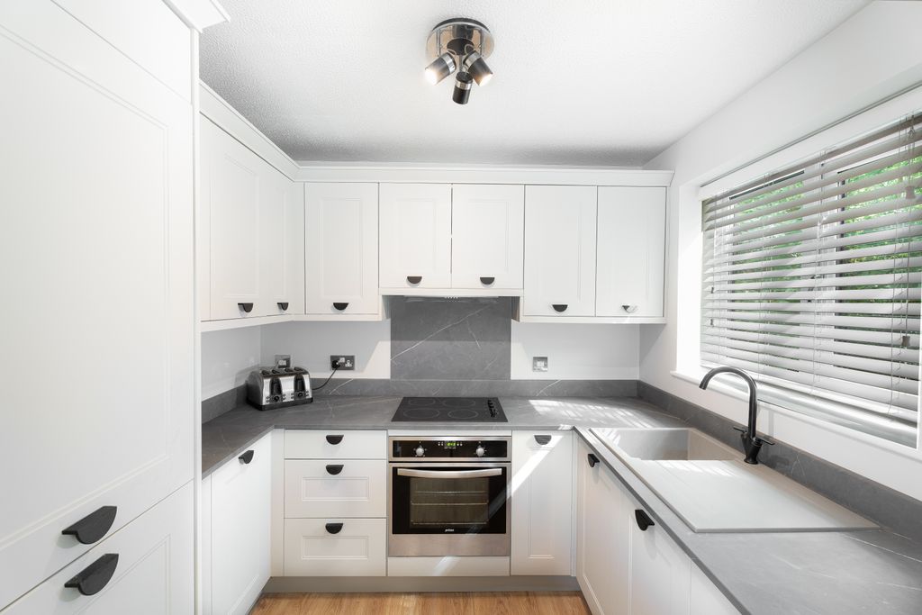 Property photo 3 of 11 Kitchen