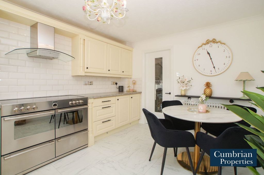 Property photo 2 of 24 Dining Kitchen