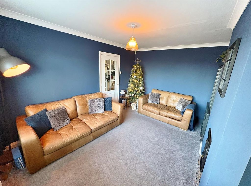 Property photo 2 of 32 Lounge