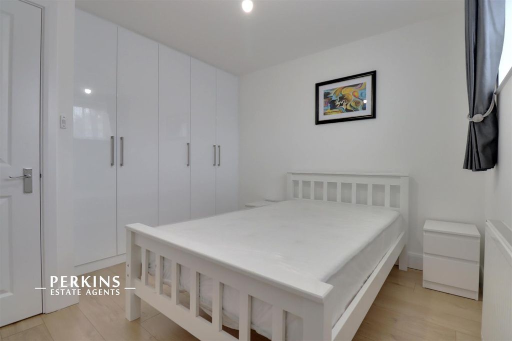 Property photo 3 of 6 Bed 1.Jpg