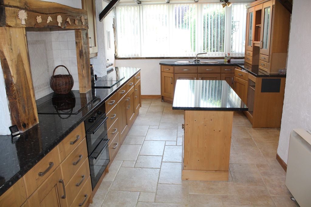 Property photo 2 of 17 Fitted Kitchen