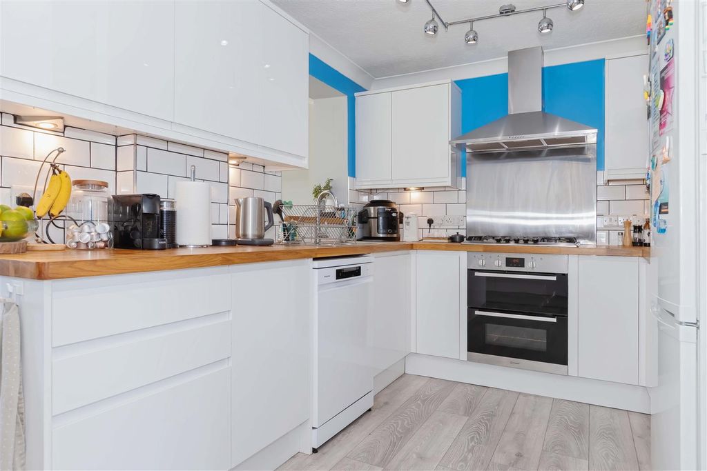 Property photo 2 of 22 Varey Rd_10.Jpg