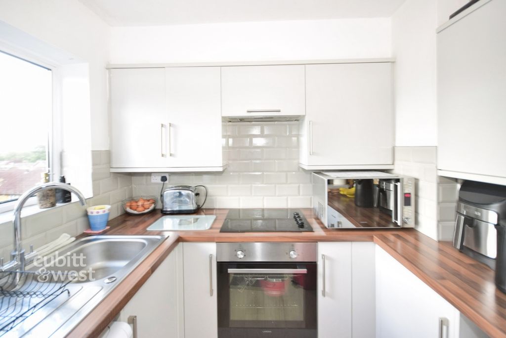 Property photo 2 of 10 Kitchen