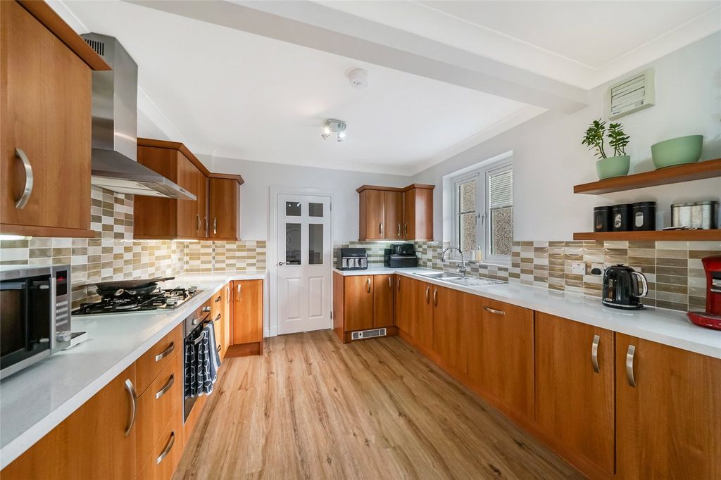 Property photo 2 of 21 Picture No. 12