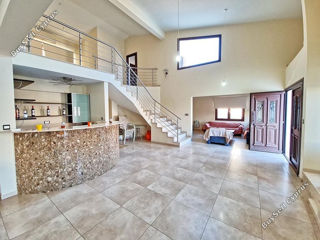 Property photo 2 of 37