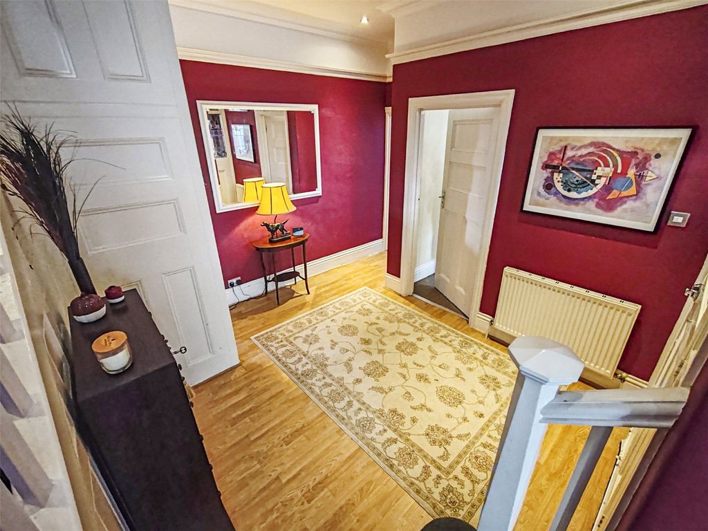 Property photo 3 of 25 Entrance Hall