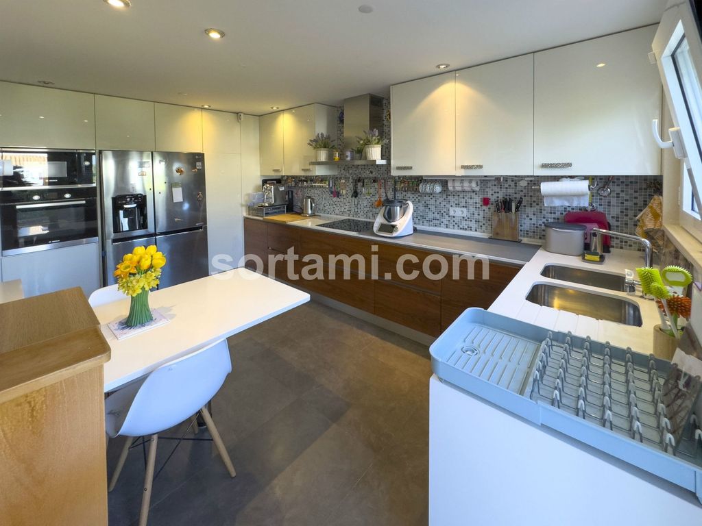 Property photo 2 of 28