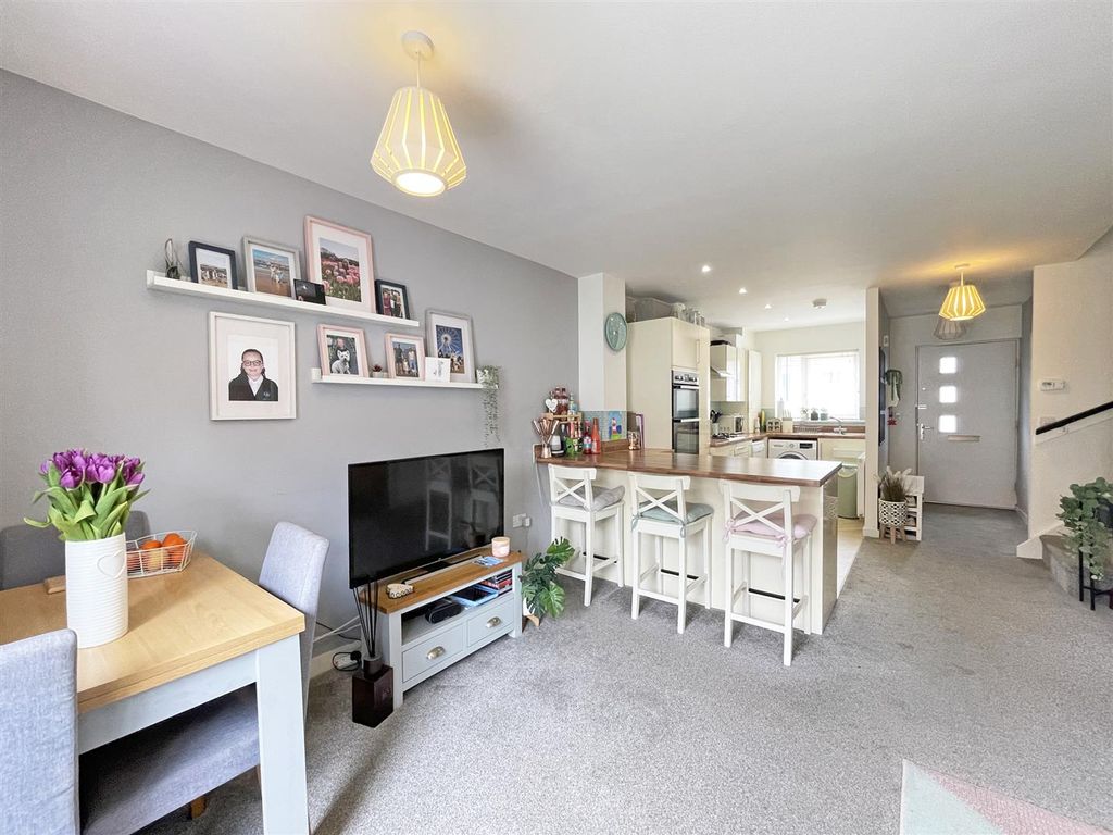 Property photo 3 of 16 Wordsworth Road 30 - Kitchen 2.Jpg