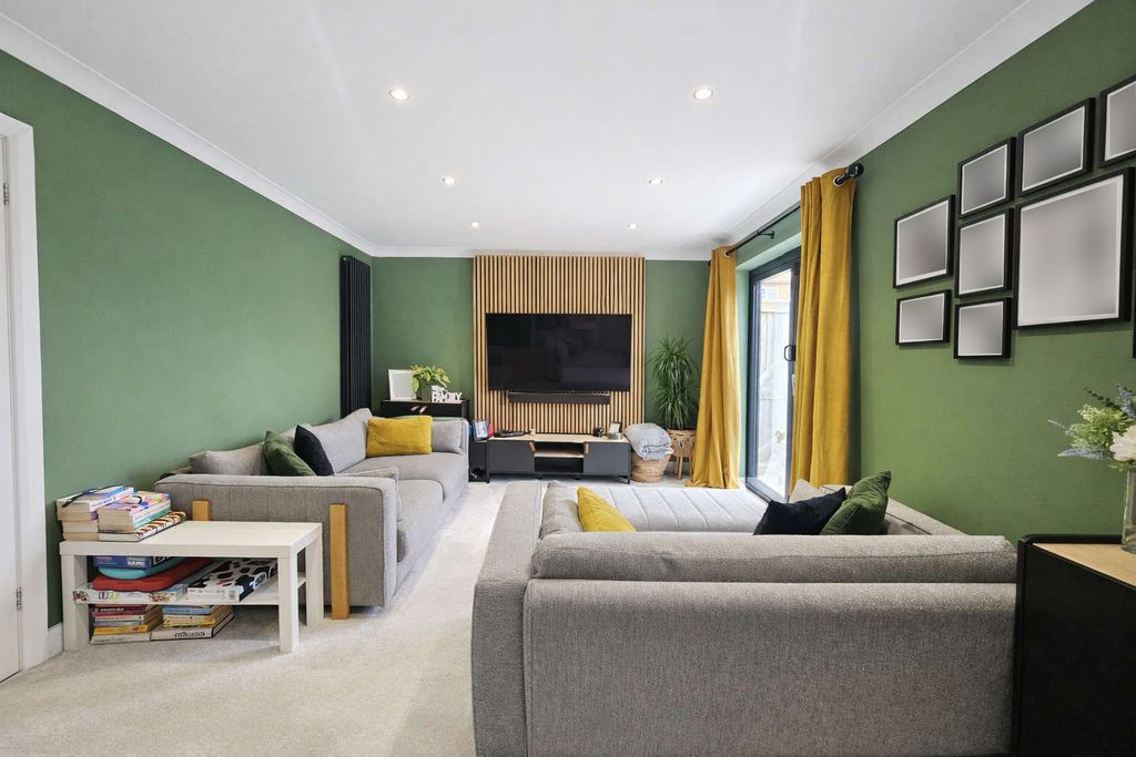 Property photo 2 of 15 Lounge