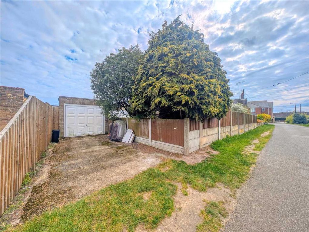 Property photo 3 of 17 Garage & Off Road Parking