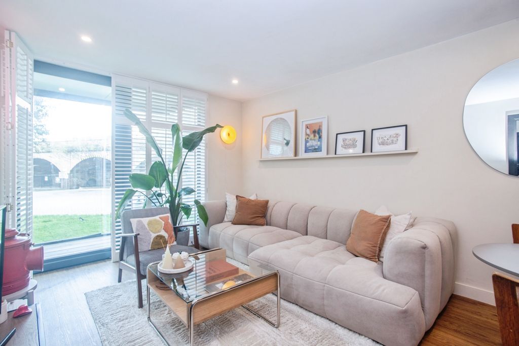 Property photo 1 of 15 Lounge