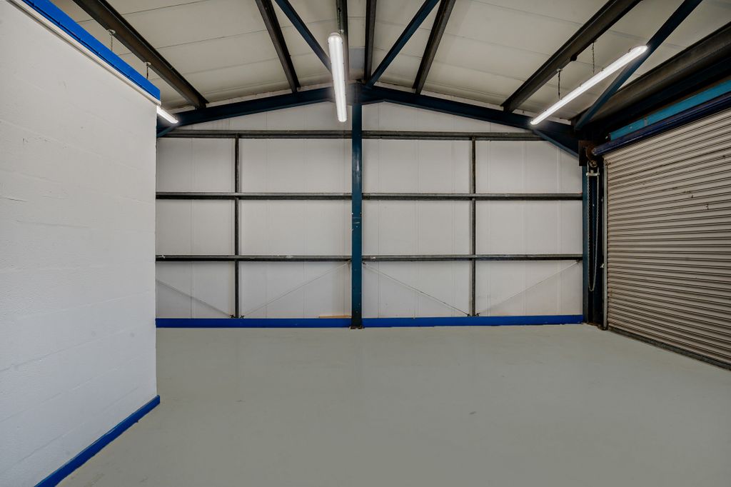 Property photo 3 of 9 8621241-Interior15-800