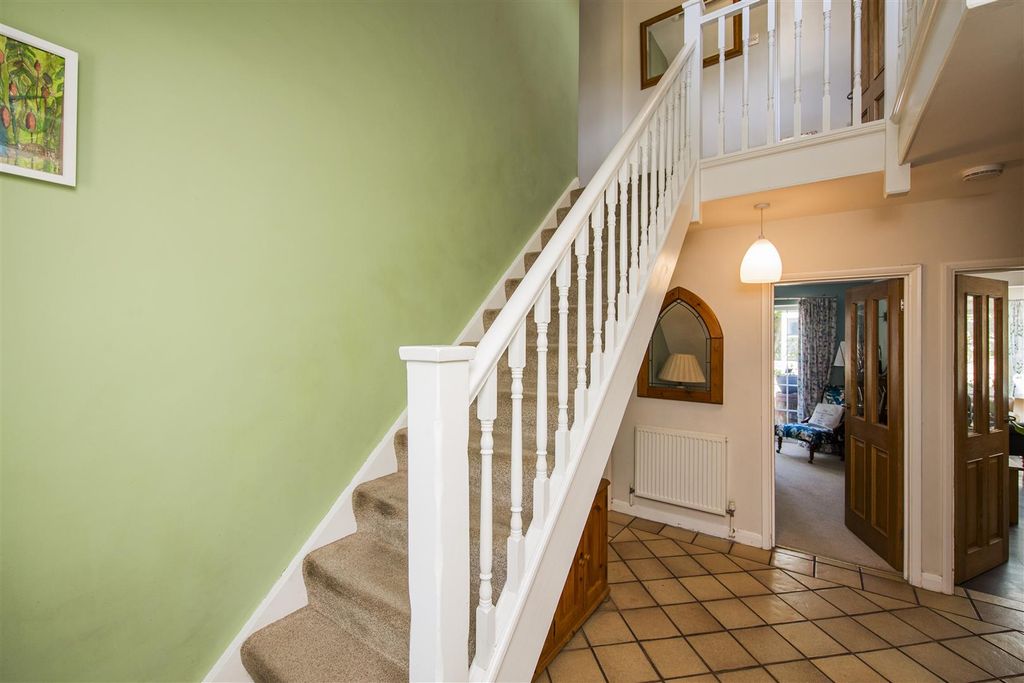 Property photo 3 of 37 Entrance Hall