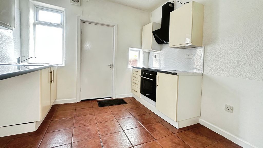 Property photo 3 of 7 Pbox-Kitchen-340159.Jpg