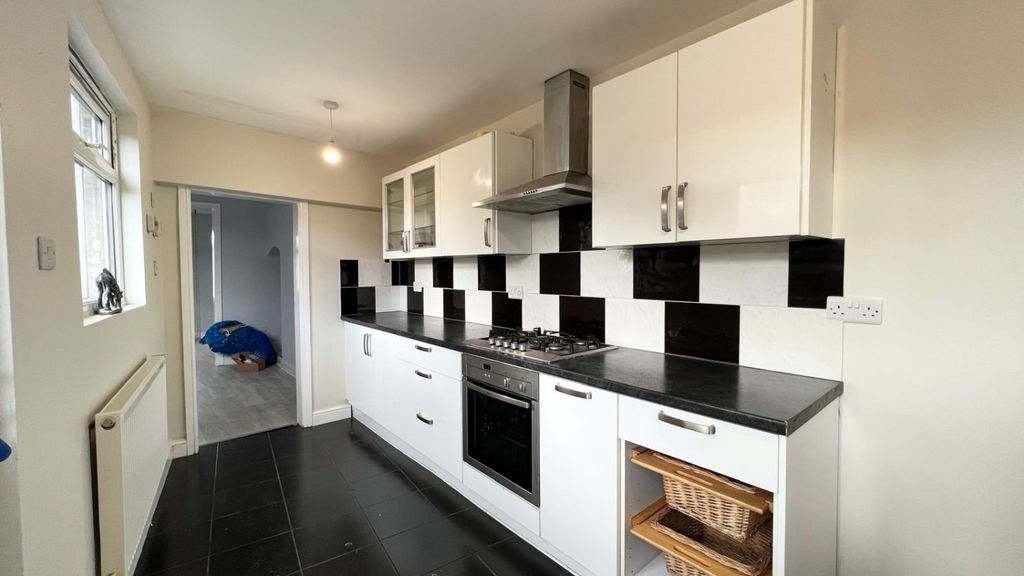 Property photo 2 of 14 Kitchen