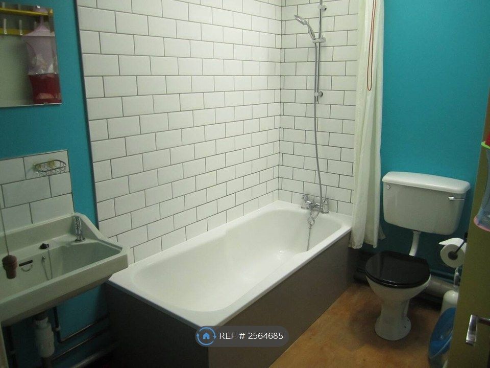 Property photo 3 of 10 Bath