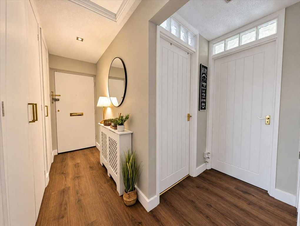 Property photo 3 of 11 Entrance Hall