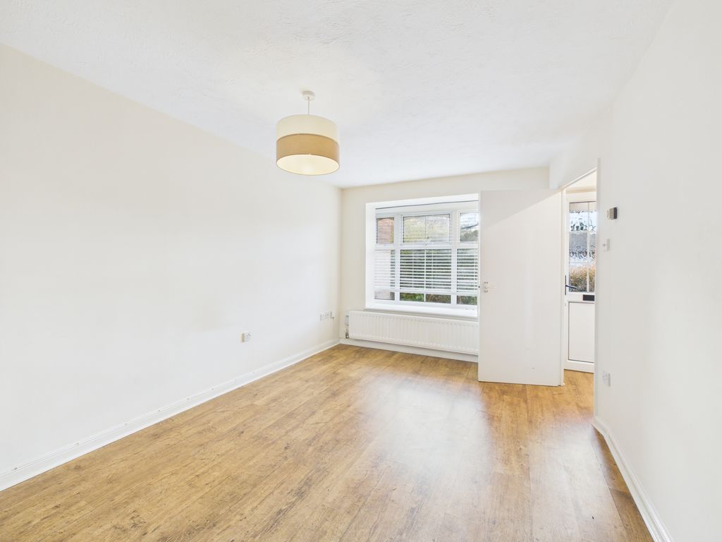 Property photo 1 of 7 Living Room