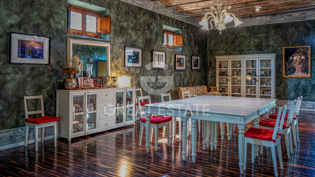 Property photo 2 of 48 Interiors